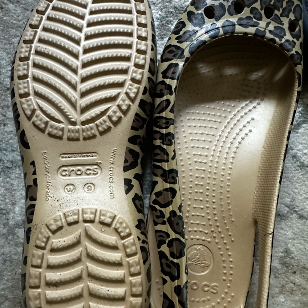 CROCS size 9 Women's Animal Print Flats - Picture 3 of 4